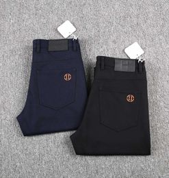 2022 Otoño e invierno, nuevos pantalones de diseño de estilo, pantalones de lápiz de material cómodo con estampado de moda, pantalones de marca de lujo para hombre