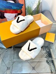 2022 Herfst- en winter Dames Warm Slippers Rubber Non Slip Sandals Home Hotel Leer Luxe designer schoenen Maat 35-41