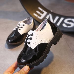 ¡Novedad de otoño 2022! Zapatillas de deporte de estilo británico para niños, zapatos de cuero PU en blanco y negro para niños, zapatos informales de moda con cordones para estudiantes