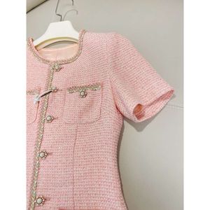2022 Vestido de tejido con paneles de cuello redondo de otoño Papas de manga rosa Vestidos casuales de una sola manga de un solo pecho A2O256288 Macai