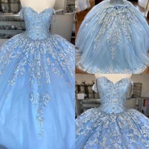 2022 Baby Blue Lace Tulle Sweet 16 Robes de l'épaule Applique florale Tulle Cordet perlé Verstidos de Quinceanera Robes de bal 272W