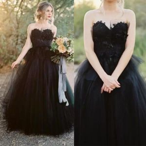 2022 robes de mariée gothiques noires robe de mariée dentelle appliques décolleté en coeur tulle sur mesure, plus la taille étage longueur robe de novia