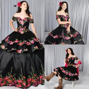2022 Vestidos de quinceañera negros Charro Falda desmontable Dos piezas Floral bordado fuera del hombro Dulce 16 Vestido Tema mexicano