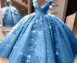2022 Blue Ball Robe Quinceanera Robes V Appliques de cou de la dentelle Robes de fête de bal pour filles 15 ans CORSET Back XU6134810
