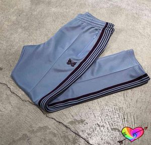 2022 Pantalones de agujas azules Hombres Mujeres Alta calidad Correas marrones Raya Bordado Mariposa Agujas Pantalones de chándal AWGE Pantalones T2208038373160