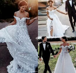 2022 robes de mariée bohème hors de l'épaule dentelle 3D appliques florales une ligne plage robe de mariée balayage train pas cher Bhoh robes de mariée