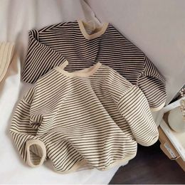 2022 Sweaters de niños Tees Spring Sleepa larga larga Tops de rayas sueltas Camisetas para niños de combate