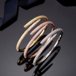 2022 Marque Classic Full Diamond Cuff Bracelet à ongles Couple de mode Move Bracelet pour MenWomen Designer Premium 316L Titanium Steel291s