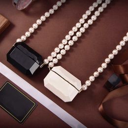 2022 Marca Joyería de moda Mujeres Collar de cadena de perlas gruesas Partido Auricular Caja Diseño Collar Blanco Negro Resina Colgante de lujo3021