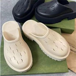 2022 marque perforé pantoufles hommes femmes plate-forme concepteur sandales Wedge caoutchouc découpe diapositive matériaux transparents mode plage chaussures plates
