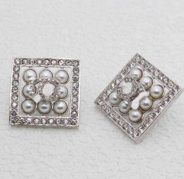 Luxe kwaliteit charme vierkante vorm stud oorbel broche met diamant en witte natuurschaal kralen in verzilverd hebben een postzegelbox ps3524b