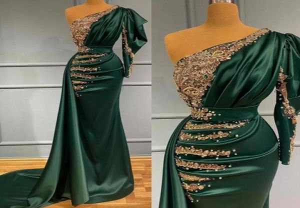 2022 Encantador vestido de noche de fiesta de sirena verde oscuro satinado con apliques de encaje dorado Perlas Cuentas Un hombro Pliegues Largo Formal Oc8080578