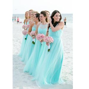 2022 Barato Mint Green Vestidos de dama de honor Tul Sheer Neck Halter Longitud del piso Pliegues fruncidos Vestido de dama de honor Bech Wedding Guest Wear