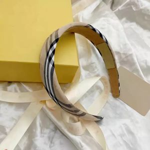 Brand Brand Femmes classiques Bandons avec des couleurs de mélange Stripe Top Hair Hoops avec un bandeau de luxe intérieur