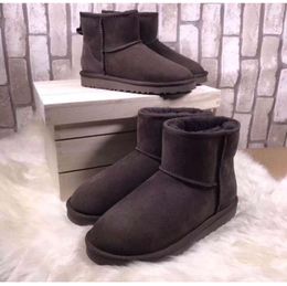 2022 Classic Design U5854 Femmes Bottes de neige courtes Gardez la botte chaude en peau de mouton en peau de vache en cuir véritable en peluche avec carte de sac à poussière noir gris chaussures de haute qualité