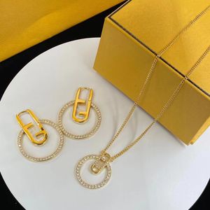 2022 Classic Designer kettingen vrouwen heuphop vorm f letter stud oorbanden armbanden rock ronde bruiloft cadeau groothandel mode sieraden