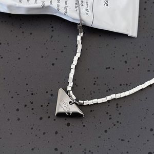 2022 Classique Triangle Design Pendentif Collier Lettre Gravure Vent Froid Dames Bijoux Hip Hop Punk Envoyer Parents et Amis aux Amoureux Pas Fading Party