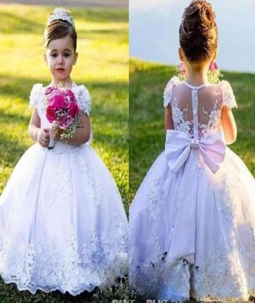 2022 Vestidos de niña de flores de campo Arco trasero Vestido de bola de marfil blanco Joya Mangas hasta el suelo Vestido de desfile para niñas con encaje Appli3764566