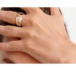 2022 Coupages Anneaux Designer Luxury Gold Ring Lover Band bijoux 316 Titanium Steel Women Mens ont des accessoires de mode classiques WEDD192A