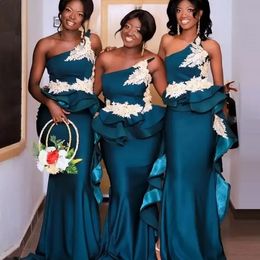 2022 vestidos de dama de honor de sirena verde esmeralda personalizados apliques de un hombro vestidos de invitados de fiesta de boda de playa larga de talla grande PRO232