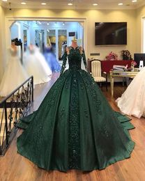 2022 Robes de Quinceanera rouge vert foncé avec manches longues en dentelle appliquée perlée satin longueur au sol plis doux 15 16 anniversaire balle4479383