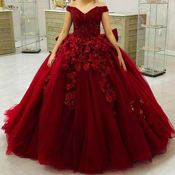 2022 Robes de Quinceanera rouge foncé robe de bal bordeaux épaule dénudée fleurs florales 3D appliques de dentelle perles de cristal arc doux 16 robe de 15 ans Quinceanera