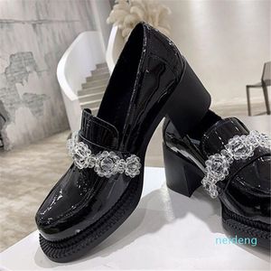 2022 Decoración Zapatos de vestir negros Bombas de mujer Charol 6 cm Tacones altos gruesos Mujer Zapatos de San Valentín Damas Zapato retro Calidad de gama alta