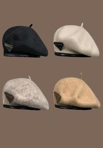 2022 Designer Beret Womens Letter Luxury Tiedye Cashmere Hat Beret Cap Lady Outdoor Travel Winter Winter Windproof Vacation Bonnet 2424918