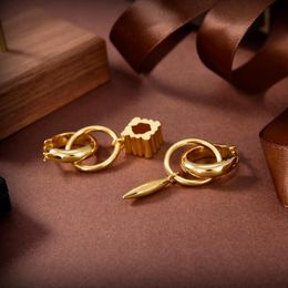 2022 Boucles d'oreilles en or irrégulières pour femmes Hoop Earring Luxurys Designers Letter Pendants Stud Orees Brings D2202152Z6637037