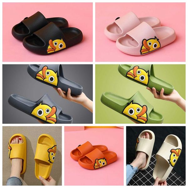 2022 Designer Kid Youth Youth Toddler Slippers Summer Bage Slide Slide Rubber Slippers Kids Sandals Tongs Cartoon Duck Plateforme épaisse Parent Parent Chaussure de salle de bain maison