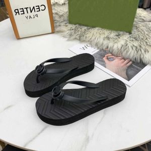 2022 Designer pantoufles en caoutchouc de luxe femmes sandales plage diapositives mode en forme de V flip flop sandale chaussures de plein air Double G189