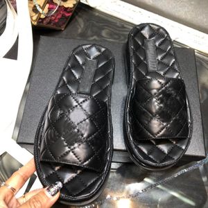 2022 Designer De Luxe Femmes D'été Pantoufles En Cuir Sandales Classiques Ménage Promenade Mode Casual chaussures Avec Boîte Taille 35-40