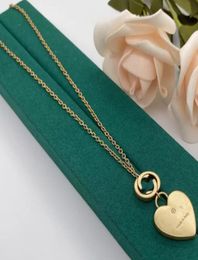 2022 Conjunto de collar de diseñador Pendientes para mujeres Diseñadores de lujo Collar de oro Pendiente de corazón Joyería de moda Regalo con encanto D220213786919
