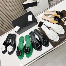 2022 Designer Pure Couleur Fleurs Boucle Diapositives Pantoufles Femmes Cuir Sexy Noir Blanc Vert Extérieur Plage Sandales À Talons Plats Ladys Bouche Peu Profonde Chaussures Pantoufles