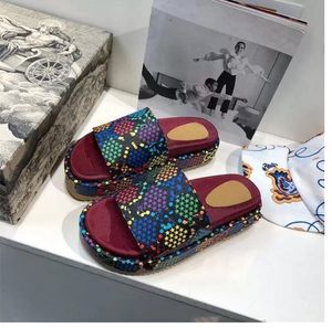2022 Designer slippers mode dikke bodem sandalen letter borduurglaasjes dames platform wiggen sandaal strand hoge hak