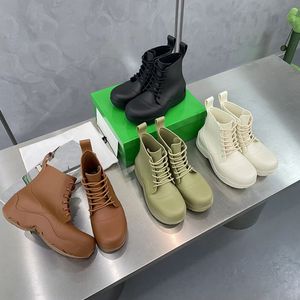 2023 Diseñador Color Sólido Bind Botas de lluvia para mujer Moda de lujo Negro Blanco Marrón Beige Onda Línea inferior Botas de goma Portátil Wearproof Zapatos de plataforma de tacón alto