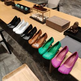 2022 Designer Toe Talons Hauts Femmes Chaussures Habillées Dames Blanc Noir Brillant Sandales En Cuir D'été Banquet Styliste Fête De Mariage Avec Boîte À Chaussures