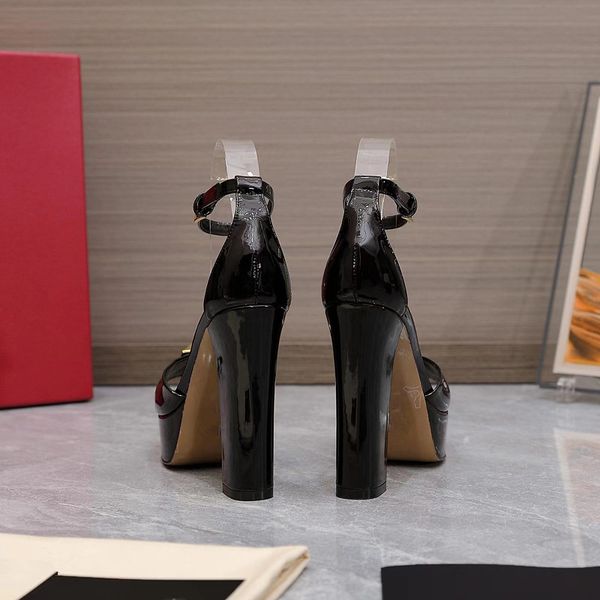 2022 Designer Top Femme High Talons Fashion Sexy Leather Fish Mouth Metal Metal Buckle 13cm Super High Talons Chaussures de mariage Nude Black Sandales brillantes 35-42