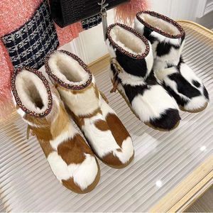 2022 Designer Women Luxe Snow Boots Fashion Sexy Winter 100% lederen koude bescherming kralendecoratie Casual schoenen Lady Round Hoofd Uthick Bottom Boots