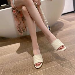 2022 Sandalias de diseñador para mujer Marca de verano de calidad superior Zapatilla de gelatina de moda Tacones altos Zapatos casuales de lujo Letras de cuero para mujer Zapatos de playa