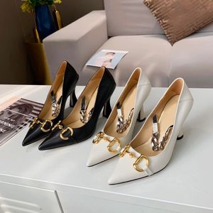 2022 Designer Women Summer Sandals Leer Party Wedding Hoge hakken Zwart en Wit Fashion Classic Metal Letter Dress Shoes