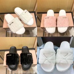 2023 Designer Femmes En Peau De Mouton Fluffy Slides Pantoufles Classique Fourrure D'hiver Fluffy Furry Lettres Chaudes Sandales Fashion Week Semelle Épaisse Chaussures Pantoufles À Bout Ouvert avec boîte