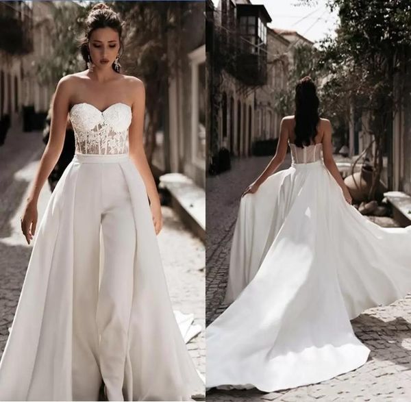 2022 Vestidos de novia de tren desmontable Monos de encaje sin tirantes Ver a través de la parte superior con espalda abierta Vestido de novia de tren de corte Boda en la playa Gow9616564