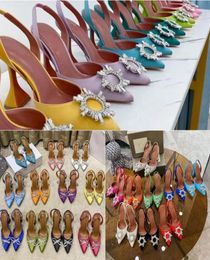 2022 Chaussures habillées 7cm 10cm Begum Bowknot papillon Pompes de soie hauts Sandales de diamant transparent transparent