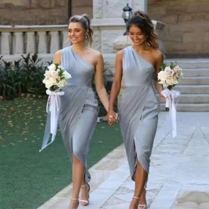 2022 Dustige blauwe bruidsmeisjesjurken Een schouder Hoge lage mantel Afrikaanse plus size Maid of Honor Jurk Country Beach Wedding Party Wear Vestidos