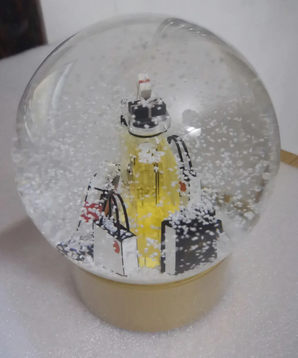 2022 Edition C Classics Golden Christmas Snow Globe avec bouteille de parfum à l'intérieur de la boule de cristal pour une nouveauté d'anniversaire spéciale VIP Giftzz
