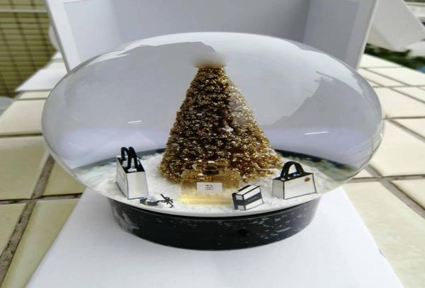 2022 Edition Cclassics Snow Globe avec arbre de Noël doré à l'intérieur de la boule de cristal pour une nouveauté d'anniversaire spéciale VIP Gift2598891