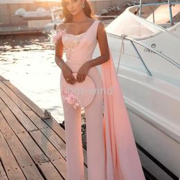 2022 Elegante roze jumpsuit prom jurken met broek pak party lange avondjurken met cape-veren pailletten