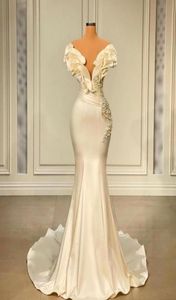 2022 Elegante Satin Mermaid Vestidos de noche fuera del hombro Ruffles Longitud del piso Pearas de perlas Largas Pary Prom Gow7829544