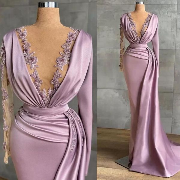 2022 Elegantes vestidos de noche de sirena de satén con mangas largas Cuello en V profundo Apliques de encaje Vestidos de fiesta de graduación Árabe Aso Ebi Ruched Sweep Train Robe de Soiree BC10062